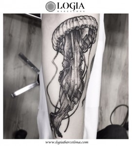 tatuaje-brazo-medusa-barcelona-uri-torras       